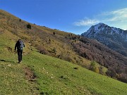 23 Avanti per il Passo Baciamorti con vista sul Venturosa